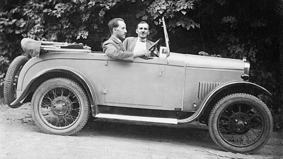 BMW Dixi con carrocería deportiva de los hermanos Ihle, dos hombres a bordo, años 30