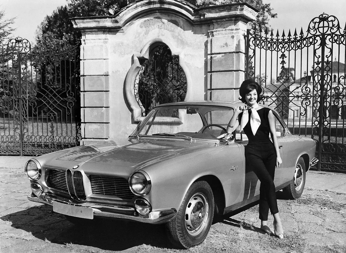 BMW 3200 Bertone - Elegancia italiana en blanco y negro con modelo de época