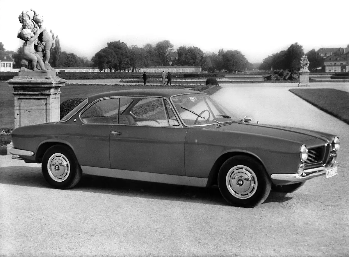 BMW 3200 Bertone - Perfil elegante en jardines clásicos