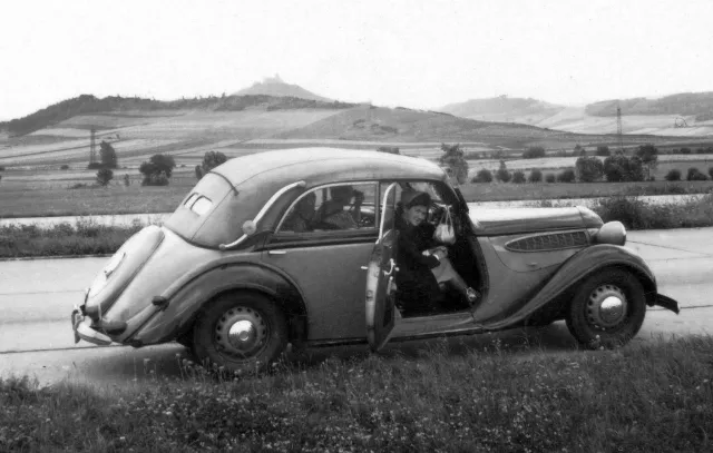 BMW 326 4 puertas descapotable en un paisaje rural - Elegancia abierta sobre la carretera