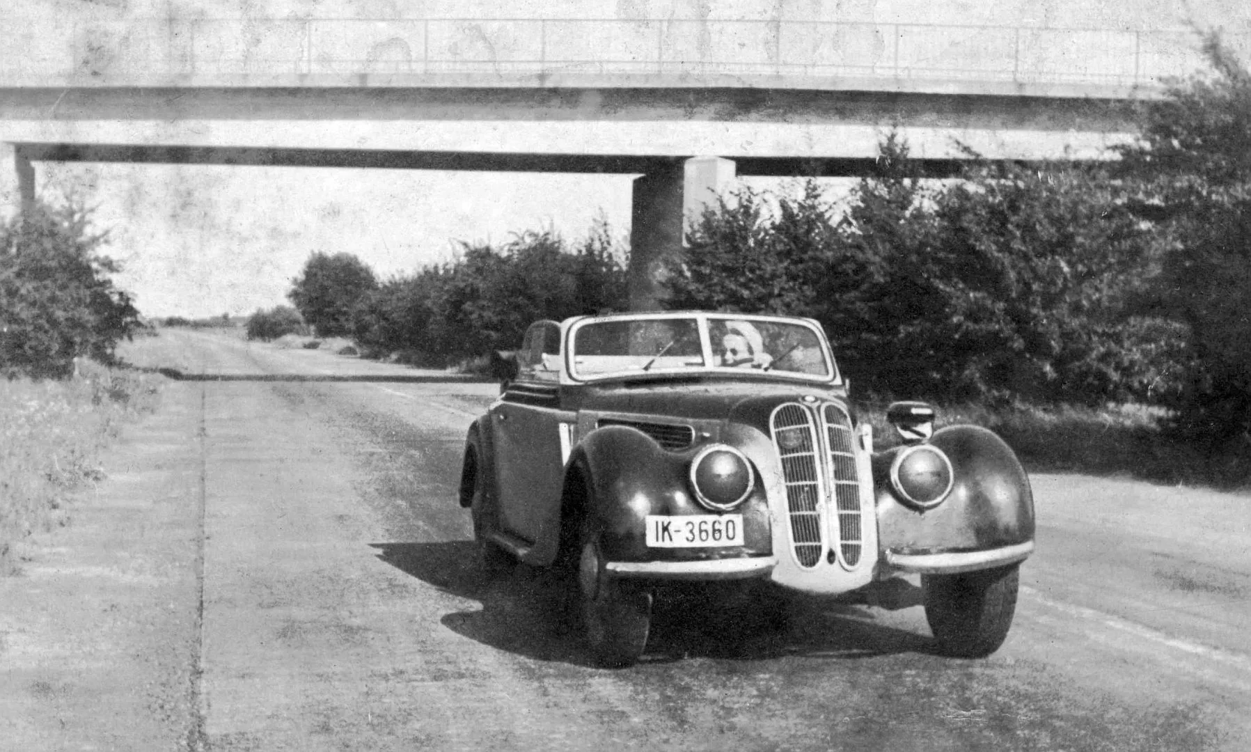 BMW 327 Cabrio en una autobahn camino de Breslau - Elegancia en movimiento durante la Segunda Guerra Mundial
