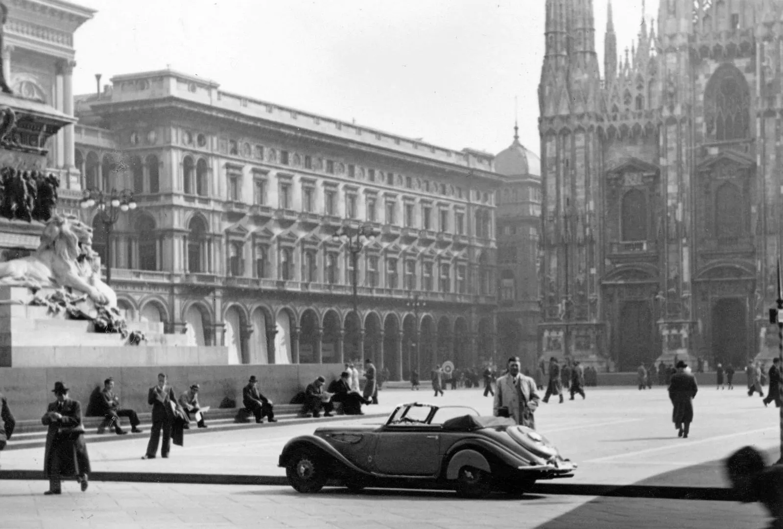 BMW 327/28 Cabrio en la Piazza del Duomo de Milán, 1939 - Elegancia bávara en el corazón de Italia