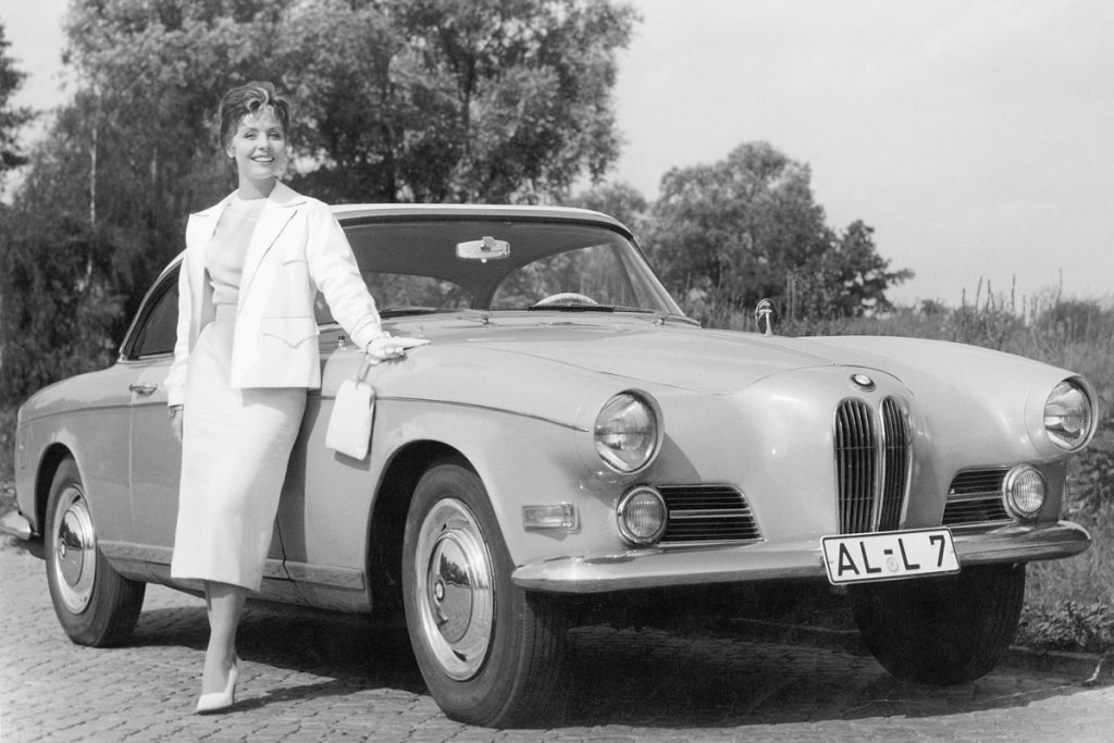 BMW 503 - Elegancia posguerra en una sesión fotográfica de época