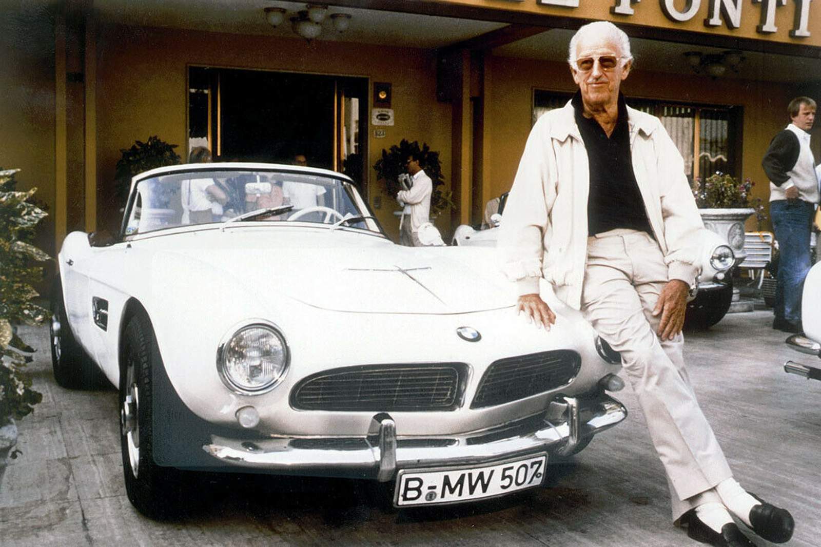 BMW 507 - Albrecht von Goertz junto a su obra maestra, el roadster de aluminio