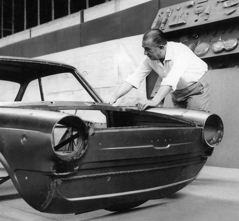 Alfredo Vignale trabajando sobre una carrocería en su taller de Turín