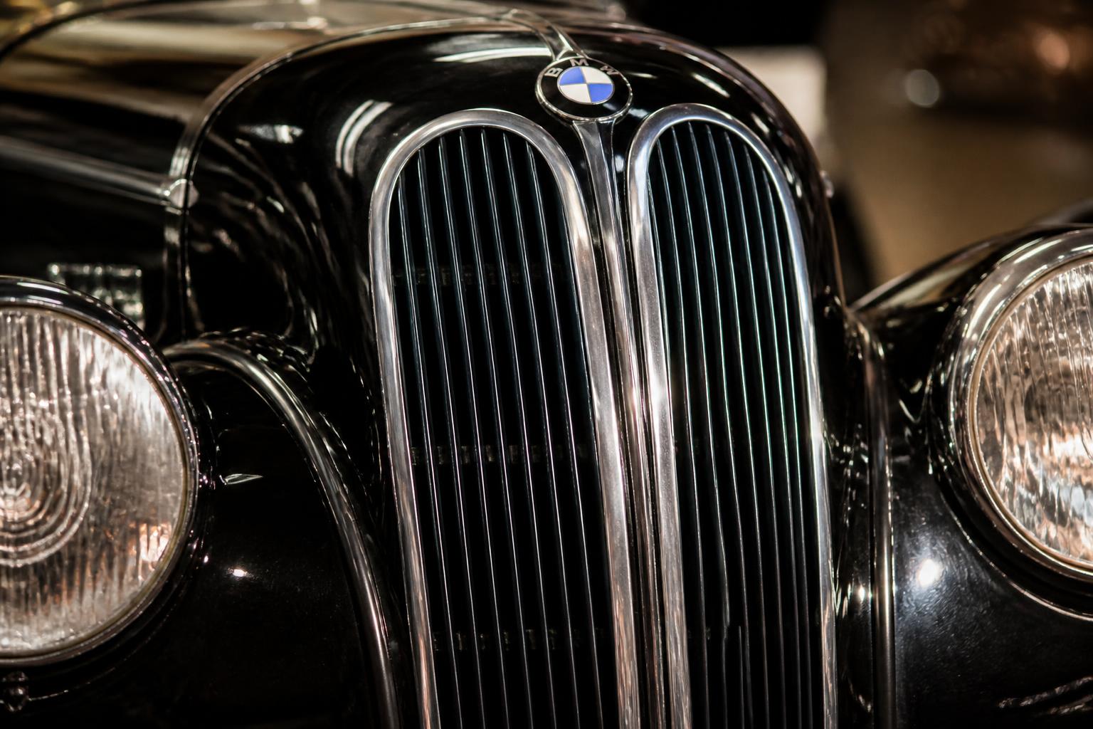 Detalle del doble riñón frontal de un BMW clásico de la colección Road Legacy, origen del ADN visual de la marca